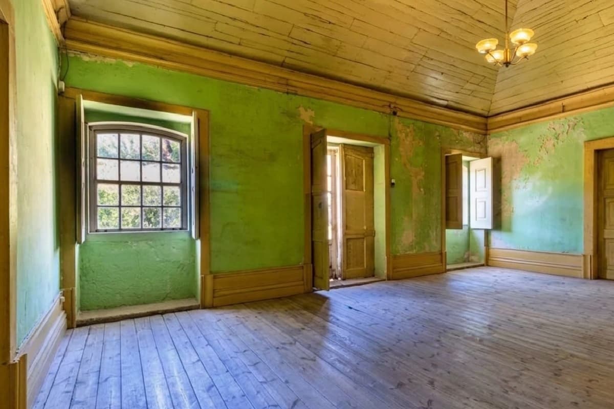 The same room emptied of furniture, walls, windows and floor kept